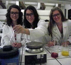Jovens apresentam experiências químicas na UMinho