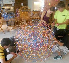 Criar Pontes entre a Matemática e a Arte: Escultor Matemático internacional, George Hart, em Coimbra